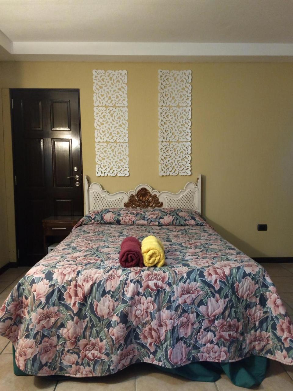 グアテマラシティ Give House Bed & Breakfast エクステリア 写真